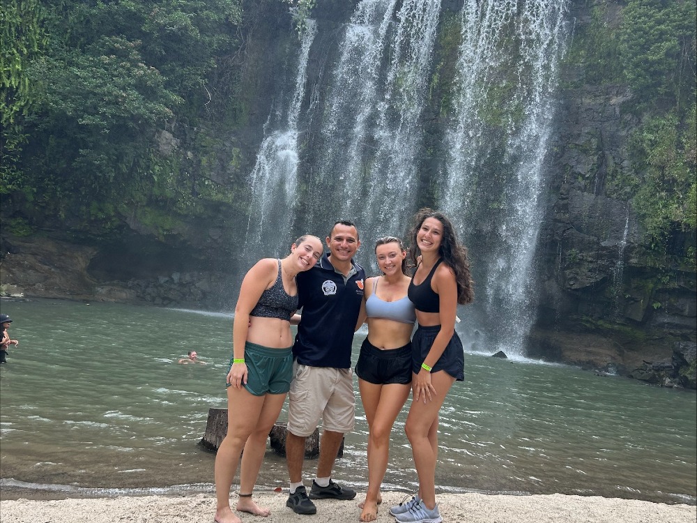 Caminata por el Bosque de Perezosos y Cascada